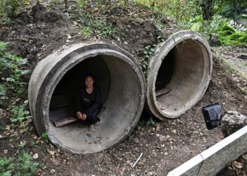 PRATUAN Chuawong berlindung di dalam bunker berhampiran sebuah kuil ketika pertempuran antara Thailand dan Kemboja semakin memuncak di wilayah sempadan Sa Kaeo.-AFP