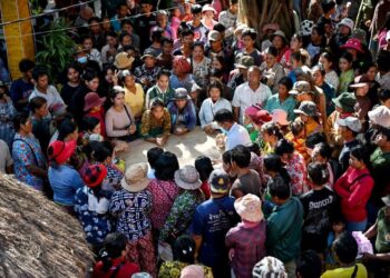 PENDUDUK yang dipindahkan berkumpul untuk menerima bantuan di kem sementara yang didirikan di wilayah Siem Reap, Kemboja.  - AFP