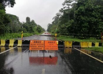 JALAN Aring 8-Kenyir-Kuala Jeneris ditutup kepada semua kenderaan ekoran runtuhan berhampiran Sungai Deka Elephant Conservation Center di Hulu Terengganu akibat hakisan tanah di tepi dan bawah struktur pembetung. - FB HAJI HANAFIAH MAT