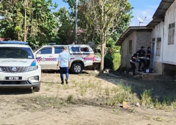 ANGGOTA Unit Forensik Polis melakukan siasatan di lokasi kejadian kes wanita maut ditikam di Gual Ipoh, Tanah Merah, Kelantan. - UTUSAN/YATIMIN ABDULLAH