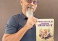 KHAIRULNISAN Azmi bersama buku yang ditulisnya bertajuk Pembuatan Produk Komposit Berasaskan Matriks Polimer.