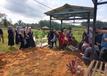 SEBAHAGIAN ahli keluarga, jiran dan rakan arwah menghadiri upacara pengebumian Allahyarham Muhammad Amidee di Tanah Perkuburan Islam Kampung Chawas, Tanah Merah, Kelantan.