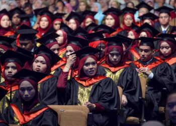 ANTARA graduan yang hadir pada Majlis Konvokesyen Universiti Poly-Tech Malaysia (UPTM) kali ke-3 di Pusat Dagangan Dunia (WTC), di sini hari ini. - UTUSAN/AMIR KHALID