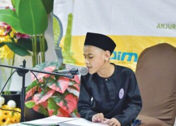 Hilman Syakir Shahrir, 11, membaca al-Quran Braille dalam Pertandingan Tilawah Khatam Quran Peringkat Wilayah Persekutuan Kuala Lumpur di Sekolah Kebangsaan Presint 8(2) Putrajaya baru-baru ini. – UTUSAN/FAISOL MUSTAFA