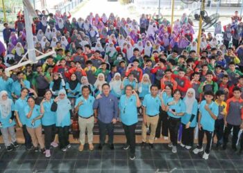 PESERTA dan penganjur Karnival Kimia Malaysia (K2M) 2025 Zon Sabah dan Wilayah Persekutuan Labuan bergambar selepas program yang diadakan di Sekolah Menengah Kebangsaan (SMK) Badin, Tuaran Sabah baru-baru ini.