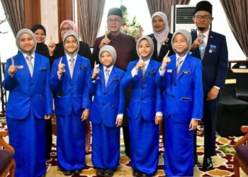 WAN ROSDY Wan Ismail (tengah) bersama murid dan guru pengiring yang mencipta nama johan Pertandingan Bahas Ala Parlimen Sekolah Rendah Peringkat Kebangsaan 2025 di Wisma Sri Pahang, Kuantan  baru- baru ini.