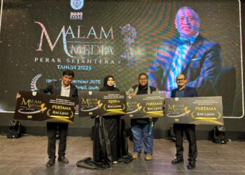 PETUGAS Utusan Malaysia dan Kosmo! Biro Perak bergambar bersama anugerah yang dimenangi pada Malam Media Perak Sejahtera 2025 di Ipoh semalam.