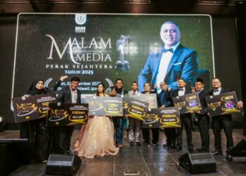 PETUGAS Utusan Malaysia dan Kosmo! Biro Perak bersama anugerah yang dimenangi pada Malam Media Perak Sejahtera 2025 di Ipoh semalam. - UTUSAN