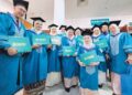 Nurina Mohd Suhuli (depan), graduan Sarjana Pendidikan dalam Bimbingan dan Kaunseling daripada Kulliyyah Pendidikan (KOED), UIAM.
