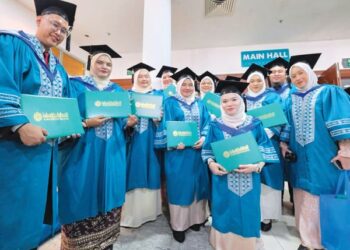 Nurina Mohd Suhuli (depan), graduan Sarjana Pendidikan dalam Bimbingan dan Kaunseling daripada Kulliyyah Pendidikan (KOED), UIAM.