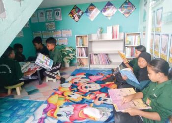 Sebahagian murid Orang Asli etnik Jahut Kelas Tahun Empat sedang membaca buku bahasa Inggeris dan aktiviti pembelajaran Interactive Reading Corner di Sekolah Kebangsaan Sungai Kiol, Jerantut baru-baru ini. – utusan/HARIS FADILAH AHMAD