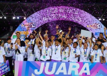 Pasukan bola sepak wanita Sabah meraikan kejayaan menjuarai Liga Wanita Nasional (LWN) musim 2025 sekalipun tewas 1-0 kepada Selangor FC, kelmarin. - IHSAN FAM 