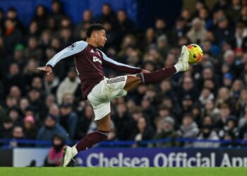 OLLIE Watkins ketika beraksi menentang Chelsea dalam Liga Perdana Inggeris (EPL) di Stamford Bridge, semalam. - AFP