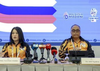 Jefri Ngadirin (dua dari kanan) bersama Ketua Kontinjen Malaysia ke Sukan SEA 2025, Nurul Huda Abdullah dan Setiausaha Agung Majlis Olimpik Malaysia (OCM), Datuk Mohd.  Nasir Ali (kanan) dalam sidang akhbar di Bangkok, semalam. Turut kelihatan timbalan ketua kontinjen, Datuk Kenny Goh. - UTUSAN/FARIZ RUSADIO