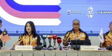 Jefri Ngadirin (dua dari kanan) bersama Ketua Kontinjen Malaysia ke Sukan SEA 2025, Nurul Huda Abdullah dan Setiausaha Agung Majlis Olimpik Malaysia (OCM), Datuk Mohd.  Nasir Ali (kanan) dalam sidang akhbar di Bangkok, semalam. Turut kelihatan timbalan ketua kontinjen, Datuk Kenny Goh. - UTUSAN/FARIZ RUSADIO