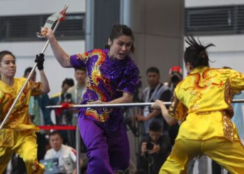Atlet wushu negara, Loh Ying Ting, Pang Pui Yee dan Tang Cheong Min beraksi dalam acara Duilian pada Sukan SEA Thailand 2025 di Bangkok, semalam. - UTUSAN/FARIZ RUSADIO