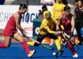Dua pemain Jepun menghalang serangan pemain Malaysia dalam aksi Piala Dunia Remaja Wanita 2025 di Santiago, Chile, semalam. Malaysia tewas 4-1. - IHSAN KONFEDERASI HOKI MALAYSIA