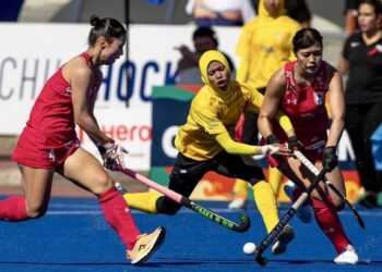 Dua pemain Jepun menghalang serangan pemain Malaysia dalam aksi Piala Dunia Remaja Wanita 2025 di Santiago, Chile, semalam. Malaysia tewas 4-1. - IHSAN KONFEDERASI HOKI MALAYSIA