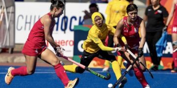 Dua pemain Jepun menghalang serangan pemain Malaysia dalam aksi Piala Dunia Remaja Wanita 2025 di Santiago, Chile, semalam. Malaysia tewas 4-1. - IHSAN KONFEDERASI HOKI MALAYSIA