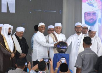 AHMAD Zahid Hamidi (tengah) melakukan gimik pelancaran Standard Pengiktirafan Tahfiz Malaysia (SPTM) pada Himpunan Huffaz 2025 dan Simfoni Dakwah Nusantara di Masjid Tuminah Hamidi, Bagan Datuk hari ini. - UTUSAN ZULFACHRI ZULKIFLI