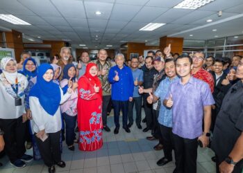 AHMAD Zahid Hamidi (tengah) sewaktu mengadakan lawatan kerja di Universiti Kuala Lumpur British Malaysian Institute, di sini, hari ini.
