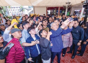 Ahmad Zahid Hamidi bergambar bersama dengan para pelajar Universiti Kuala Lumpur British Malaysian Institute ketika melakukan lawatan ke universiti itu di Gombak, semalam.