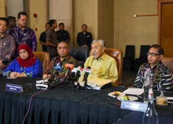 AHMAD Zahid Hamidi (dua dari kanan) dalam sidang akhbar Mesyuarat Pelarasan Bersama Exco Luar Bandar di Ipoh hari ini. - UTUSAN/MUHAMAD NAZREEN SYAH MUSTHAFA