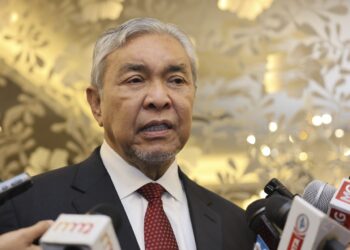 AHMAD Zahid Hamidi sewaktu sidang media selepas  merasmikan Majlis Konvokesyen Universiti Poly-Tech Malaysia (UPTM) Kali Ke-3 di Pusat Dagangan Dunia Kuala Lumpur (WTCKL), di sini, hari ini. - UTUSAN/AMIR KHALID