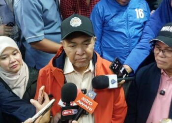AHMAD Zahid Hamidi dalam sidang akhbar selepas melawat mangsa banjir di pusat pemindahan sementara (PPS) Sekolah Menengah Kebangsaan (SMK) Paya Besar di Kuantan, Pahang.