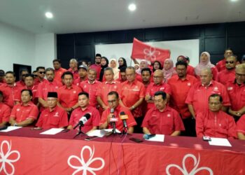 ZAINOL Fadzi Paharudin (depan, tengah) dalam sidang akhbar di Ipoh hari ini.