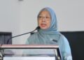 ZALIHA Mustafa ketika berucap pada Majlis Penyerahan Kunci Residensi Akasia Jubilee di Residensi Akasia Jubilee, hari ini. - UTUSAN/AMIR KHALID