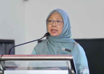 ZALIHA Mustafa ketika berucap pada Majlis Penyerahan Kunci Residensi Akasia Jubilee di Residensi Akasia Jubilee, hari ini. - UTUSAN/AMIR KHALID