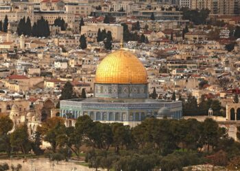 Sepanjang perjalanan ke al-Masjid al-Aqsa, malaikat Jibril memegang rakap al-Buroq manakala malaikat Mikail pula memegang tali kekang al-Buroq.