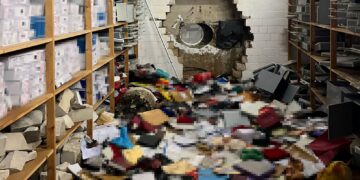 LUBANG besar dilihat pada dinding bilik peti besi cawangan bank Sparkasse yang dipecah masuk sekumpulan perompak di Gelsenkirchen, Jerman barat.-AFP