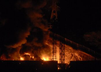 GAMBAR memaparkan kebakaran di Fort Tiuna, kompleks tentera terbesar di Venezuela, selepas beberapa siri letupan di Caracas semalam.- AFP