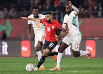 MOHAMED Salah (tengah) akan mengetuai Mesir dalam aksi berdepan Senegal pada separuh akhir AFCON.-AFP