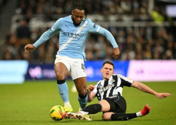 AKSI Antoine Semenyo ketika berdepan Newcastle United dalam separik akhir Piala Liga.- AFP