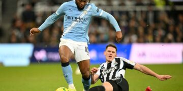 AKSI Antoine Semenyo ketika berdepan Newcastle United dalam separik akhir Piala Liga.- AFP