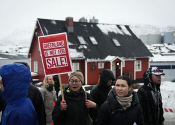 GOLONGAN muda Greenland memegang sepanduk ketika menyertai demonstrasi mengecam usaha pengambilalihan wilayah itu oleh Trump berhampiran  Konsulat AS di Nuuk.-AFP