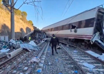TANGKAP layar video menunjukkan pasukan kecemasan mencari mangsa yang terselamat dalam kemalangan kereta api di Adamuz, selatan Sepanyol.-AFP