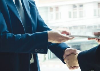 UMAT Islam perlu dididik menolak sebarang bentuk rasuah dan penyalahgunaan kuasa kerana Allah sentiasa memerhatikan setiap perbuatan manusia. - GAMBAR HIASAN