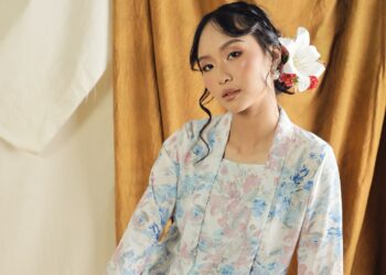 Diperbuat daripada crinkle chiffon bercorak bunga, fabriknya ringan, beralun dan jatuh cantik mengikut gerak tubuh.