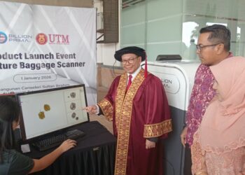 MOHD. Shafry Mohd. Rahim (tengah) melihat fungsi mesin MBS yang digunakan untuk mengimbas buah durian di UTM Skudai, Johor Bahru, Johor.