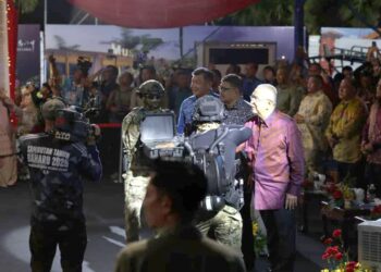 MOHD. Ali Mohd. Rustam dan Ab. Rauf Yusoh melekapkan tangan simbolik merasmikan peluncuran Peluncuran Tahun Melawat Melaka 2.0 (TMM 2.0) di Encore, Klebang.