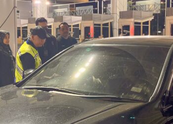 KHAIRUL Anwar Ahmad meninjau operasi sekatan jalan raya sempena Tahun Baharu di Kompleks ICQS Bukit Kayu Hitam, Kedah semalam. - UTUSAN/ JAMLIAH ABDULLAH