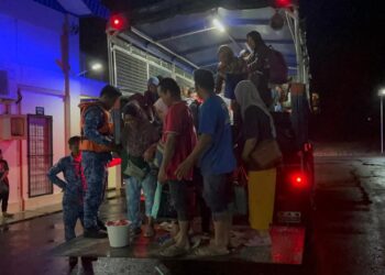 SERAMAI190 penduduk dari empat kampung di Beaufort dipindahkan ke PPS Slagon, apabila kediaman mereka terjejas banjir sejak semalam. UTUSAN/HARDY JOE