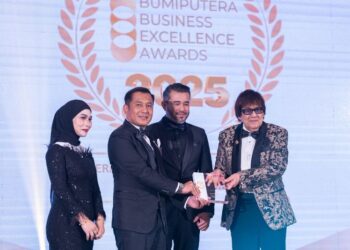MOHD. Hawarie Tan Muzi (dua dari kiri) menerima Anugerah Bumiputera sempena Bumiputera Business Excellence Awards 2025 di Kuala Lumpur baru-baru ini.