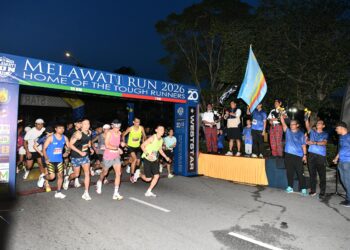 HASROLNIZAM Shaari (lima dari kanan) melakukan flag off Melawati Run 2026 di Lorong Sarawak, Taman Melawati hari ini.