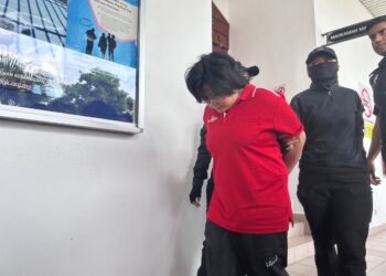 TEOH Siew Li dikawal anggota polis selepas menghadapi tiga pertuduhan di Mahkamah Majistret Alor Setar, Kedah.