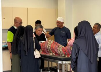 ZAHRIN Hamdan (tengah) bapa kepada Nur Ain Zulaisya menatap jenazah anaknya di Unit Forensik Hospital Rembau, Rembau hari ini.-UTUSAN/NOR SHAFIQAH MOHD. GHAZALI